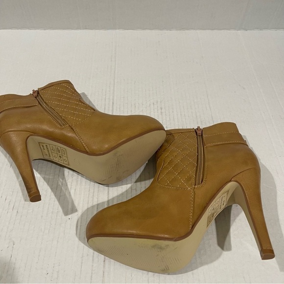 Women’s Beige Faux Leather Heel Booties Size 6 US! - Picture 6 of 7